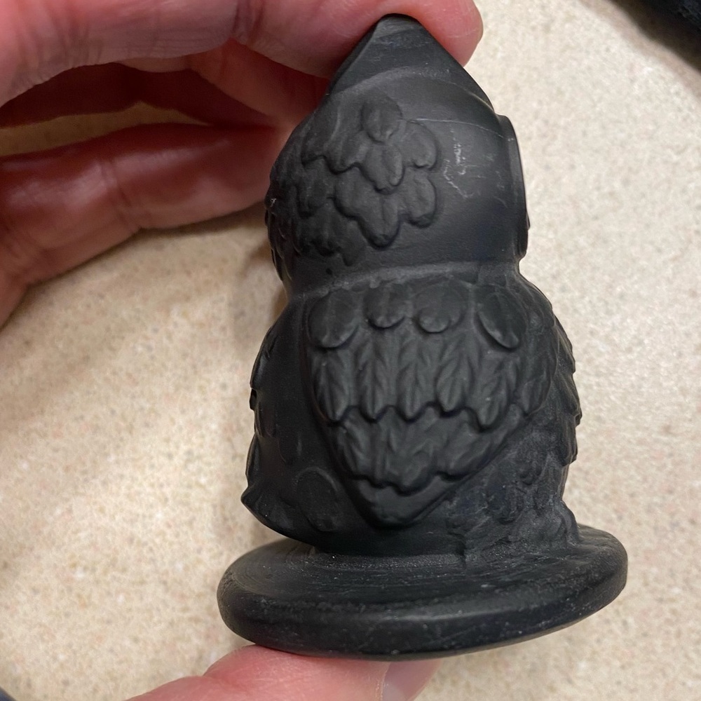 Black obsidian owl, approximately 2.5” high & base 2” across - Picture 6 of 9